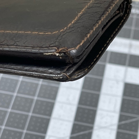 Authentic Louis Vuitton Two Folded Wallet Utah Leather Men’s Bifold Card Holder - Picture 13 of 16